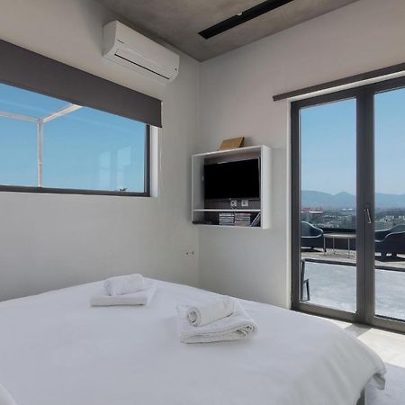 Apartment With Terrace In Пирея Екстериор снимка